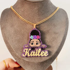 COLLAR NOMBRE CON MUÑECA ACRILICO