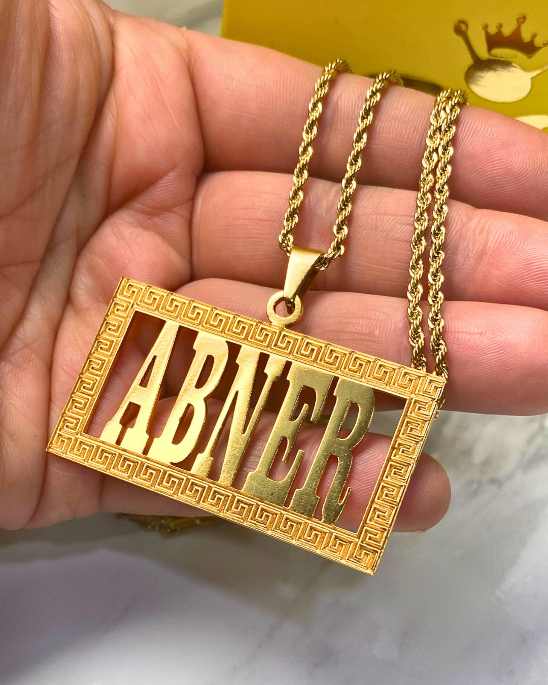 COLLAR PLACA MEDIANA CON NOMBRE CALADO