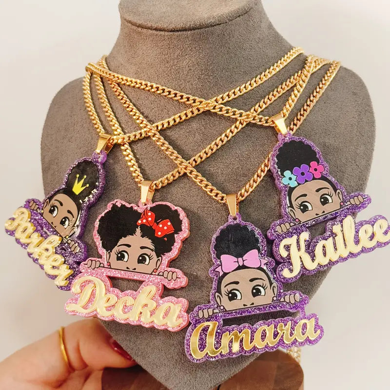 COLLAR NOMBRE CON MUÑECA ACRILICO
