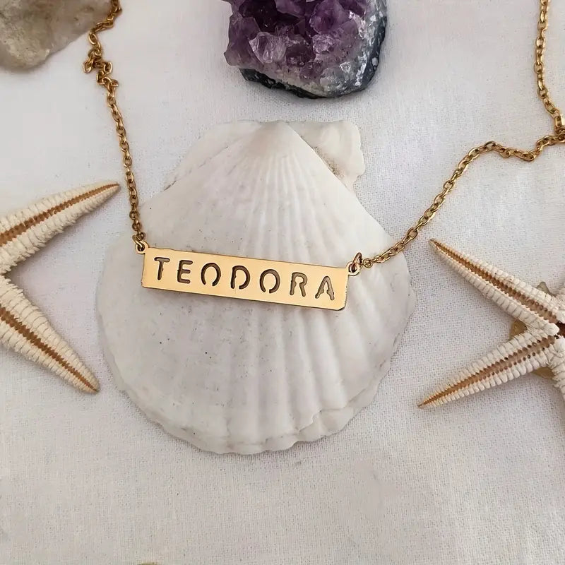 COLLAR PLAQUITA CON NOMBRE CALADO