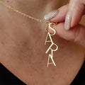 COLLAR CON NOMBRE VERTICAL EN MAYUSCULAS
