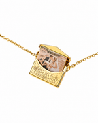 Ketting met liefdesbrief in reliëf