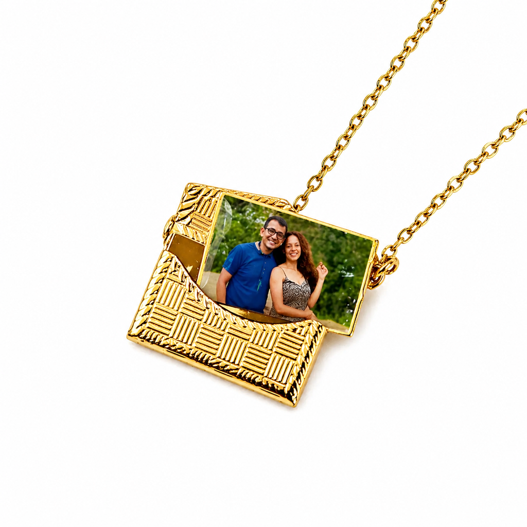 Ketting met liefdesbrief in reliëf