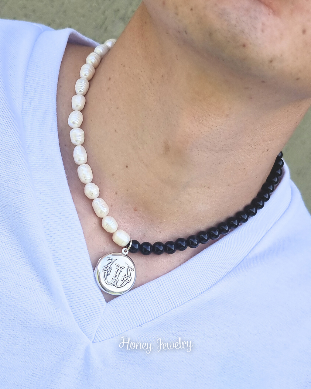 COLLAR RELICARIO CON PERLAS + PIEDRA ÓNIX