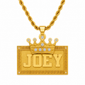 COLLAR PLACA BOLD RELIEVE CON CORONA