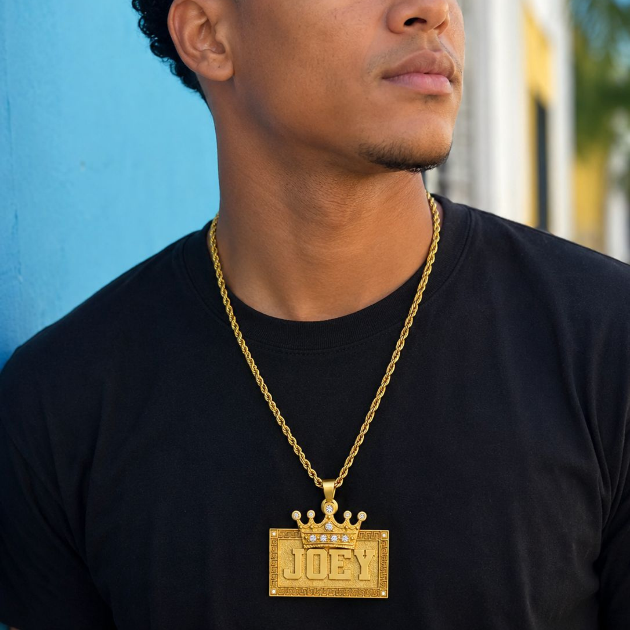 COLLAR PLACA BOLD RELIEVE CON CORONA