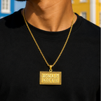 COLLAR PLACA BOLD RELIEVE MEDIANA