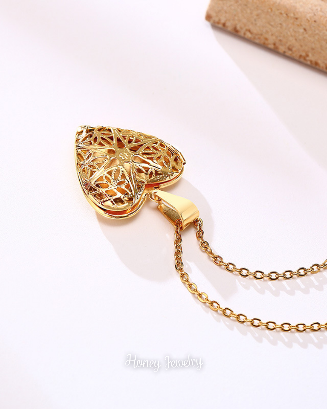 Openwork heart star locket necklace - Color photo