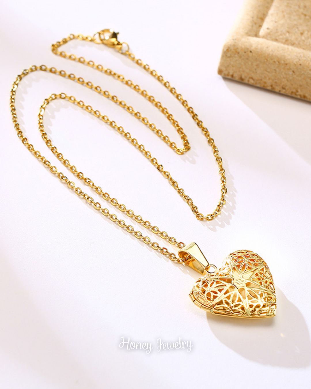 Openwork heart star locket necklace - Color photo