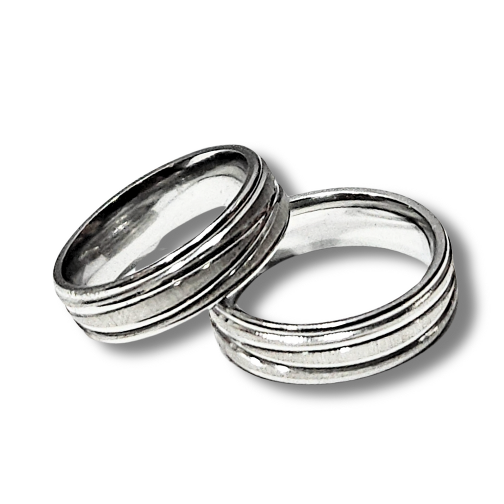 Couple ring with shiny and matte intertwined lines