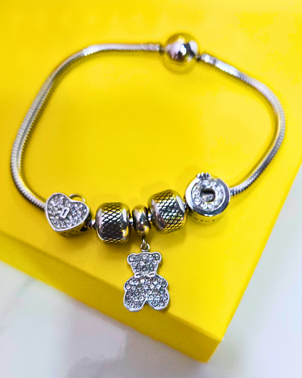 Movable charm bracelet