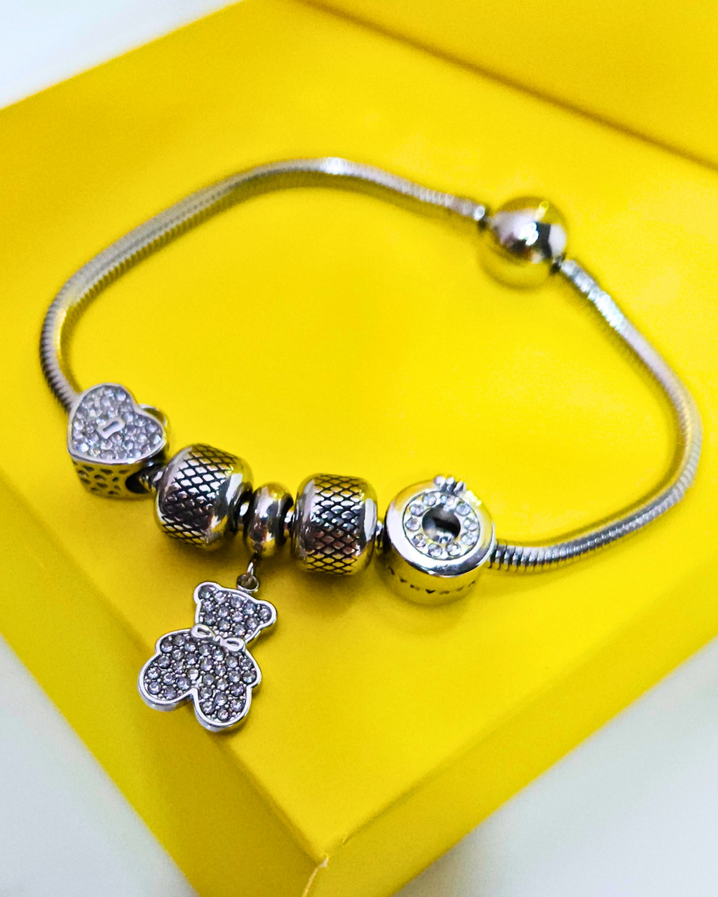 Movable charm bracelet