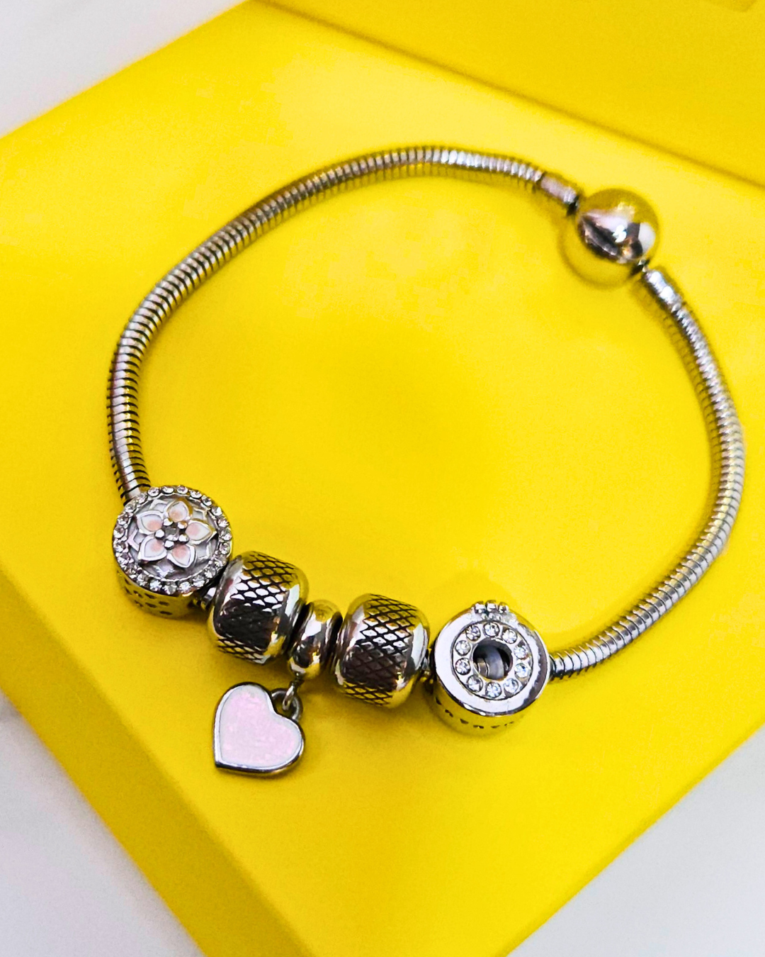 Movable charm bracelet