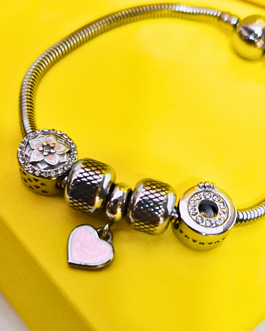 Movable charm bracelet