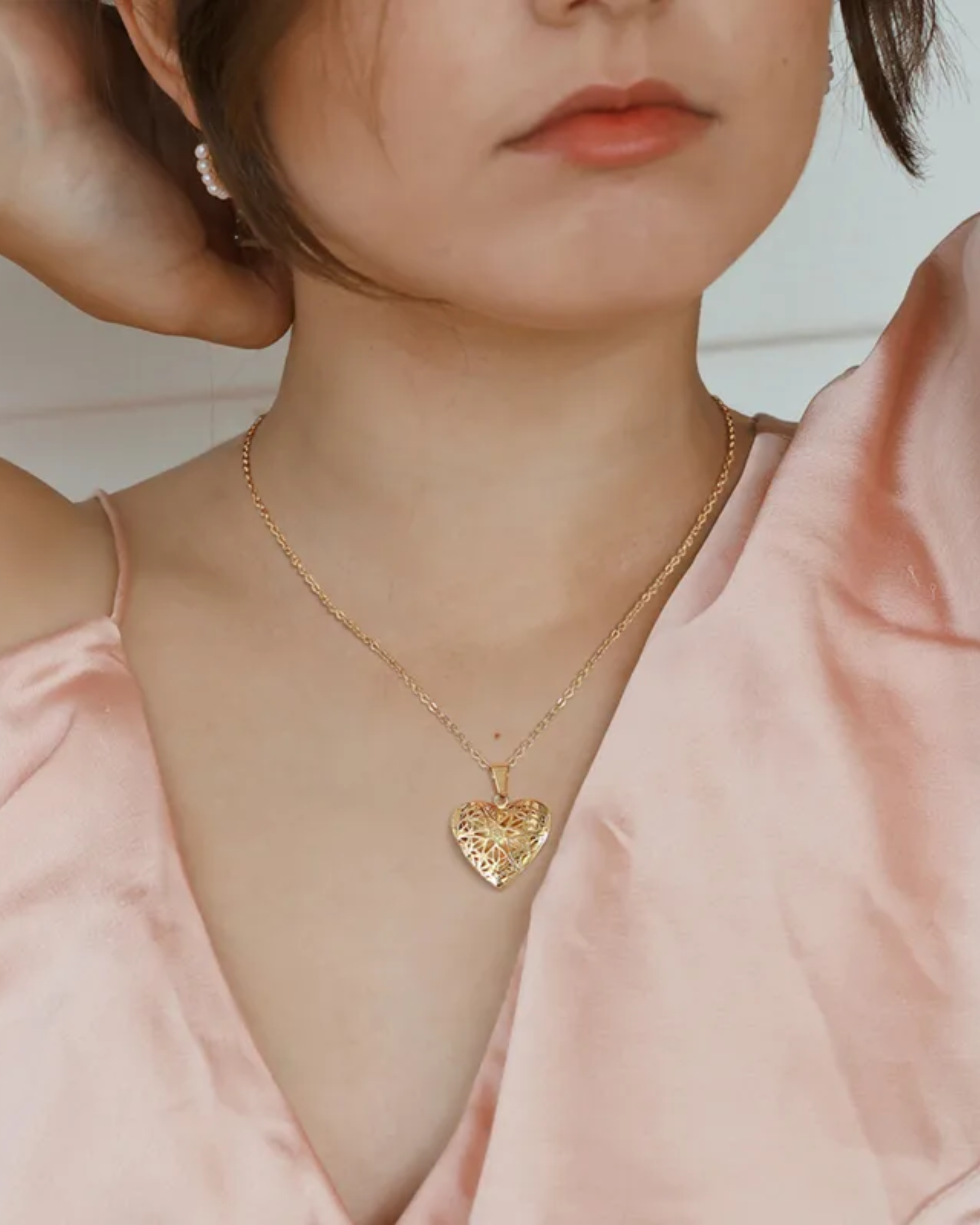 Openwork heart star locket necklace - Color photo