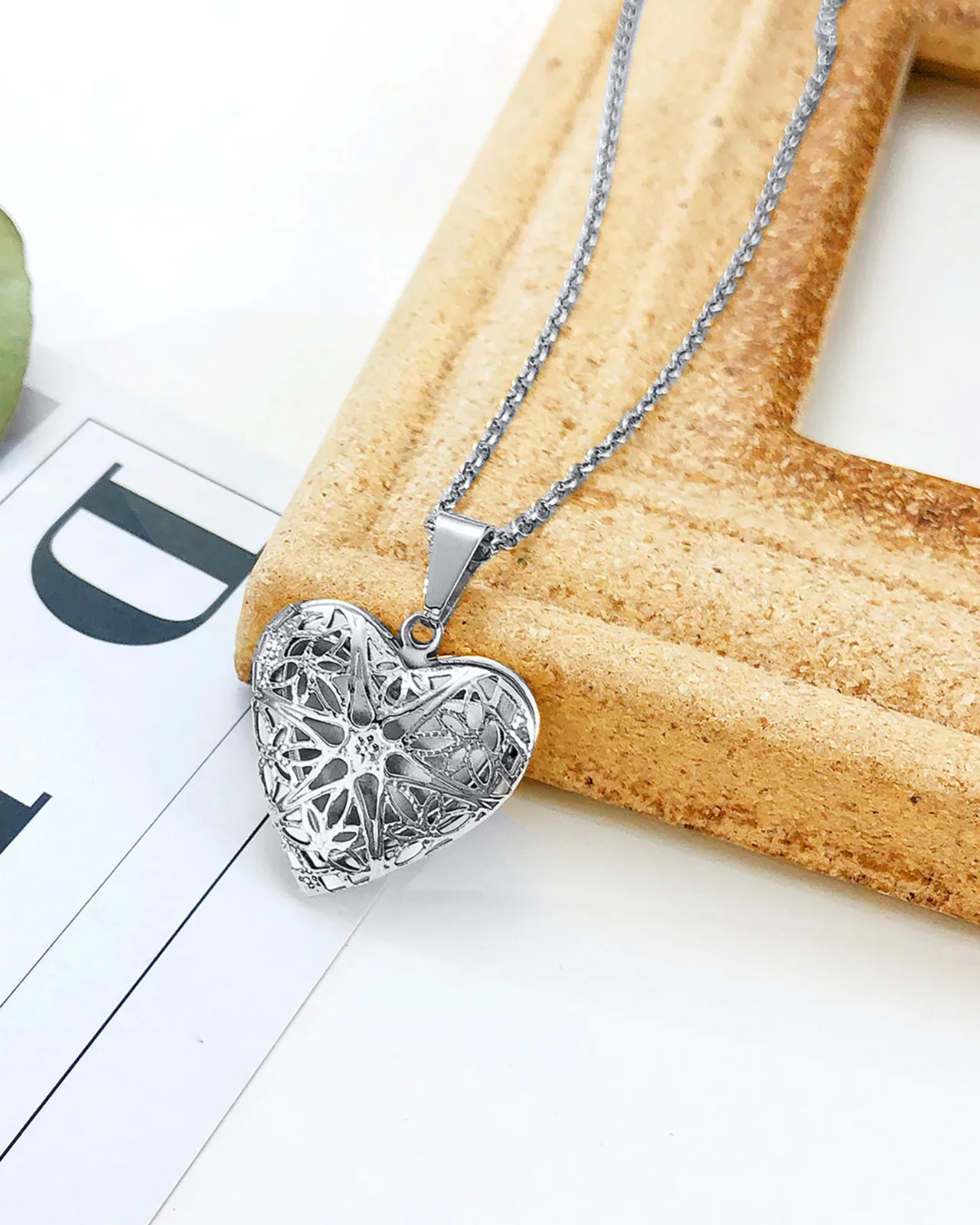 Openwork star heart locket necklace - Photogravure