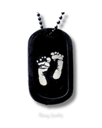 Ketting met militaire badge en voetafdrukken van baby's