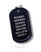Ketting met militaire badge en voetafdrukken van baby's